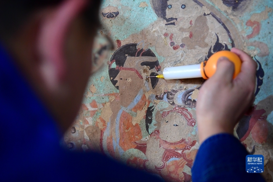 4月19日，在莫高窟第231窟，楊金禮在修復出現病害的壁畫。新華社記者 杜哲宇 攝