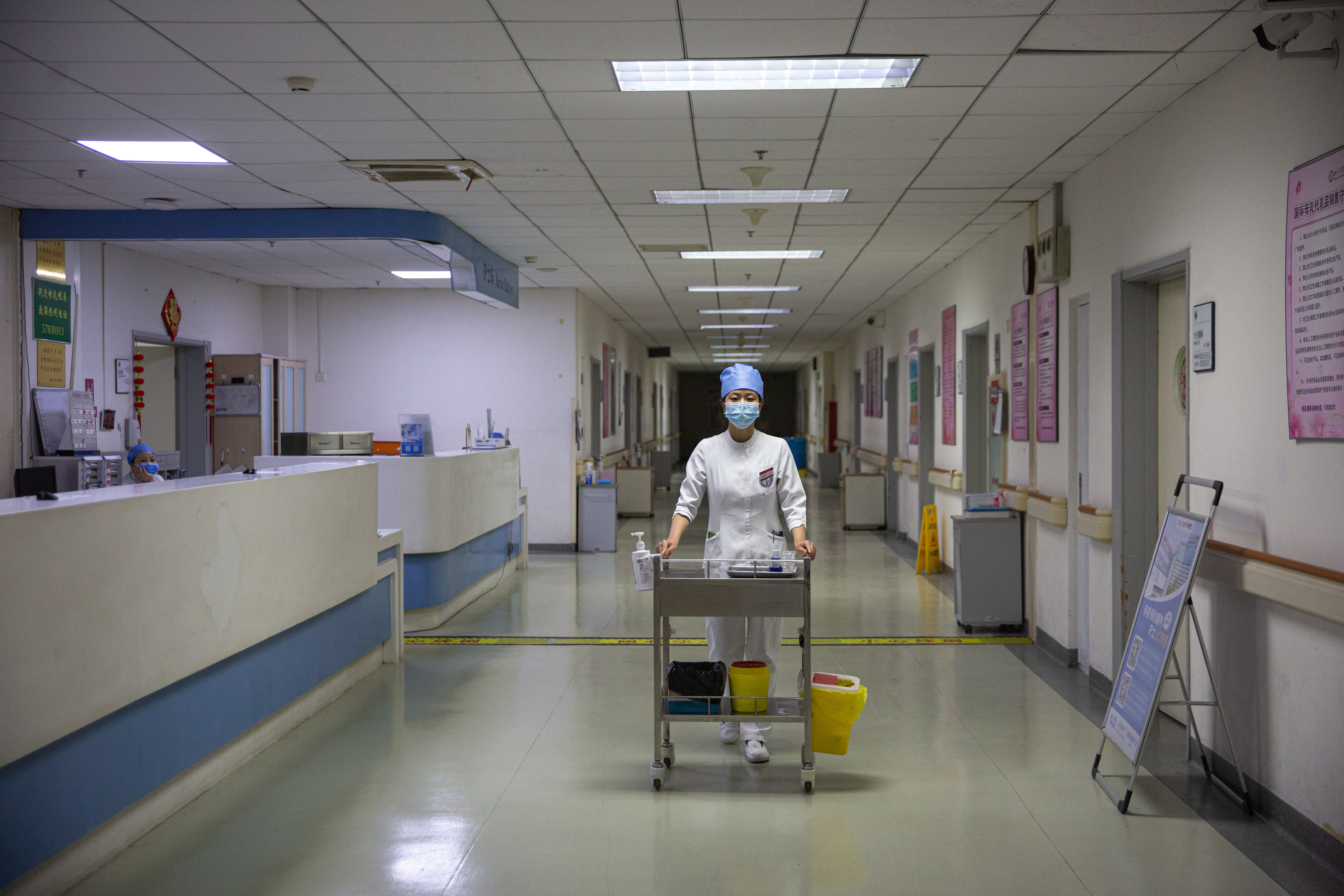 5月7日晚，北京大学首钢医院产科病房，护士张胜苗推车在产科区域穿行。