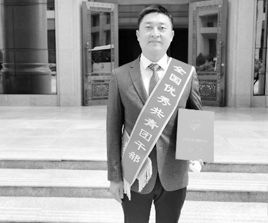 今年5月，田小强被共青团中央授予“全国优秀共青团干部”时留影。