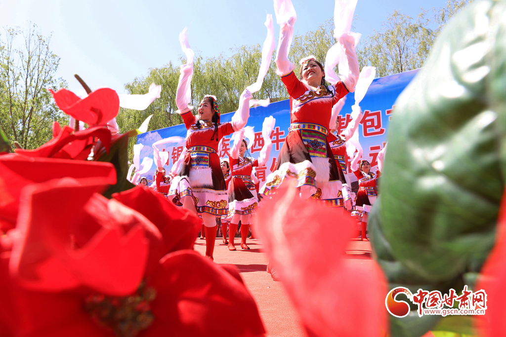 5月16日，演員在甘肅省張掖市肅南裕固族自治縣白銀蒙古族鄉西牛毛村喀爾喀民俗風情區表演蒙古族歌舞。