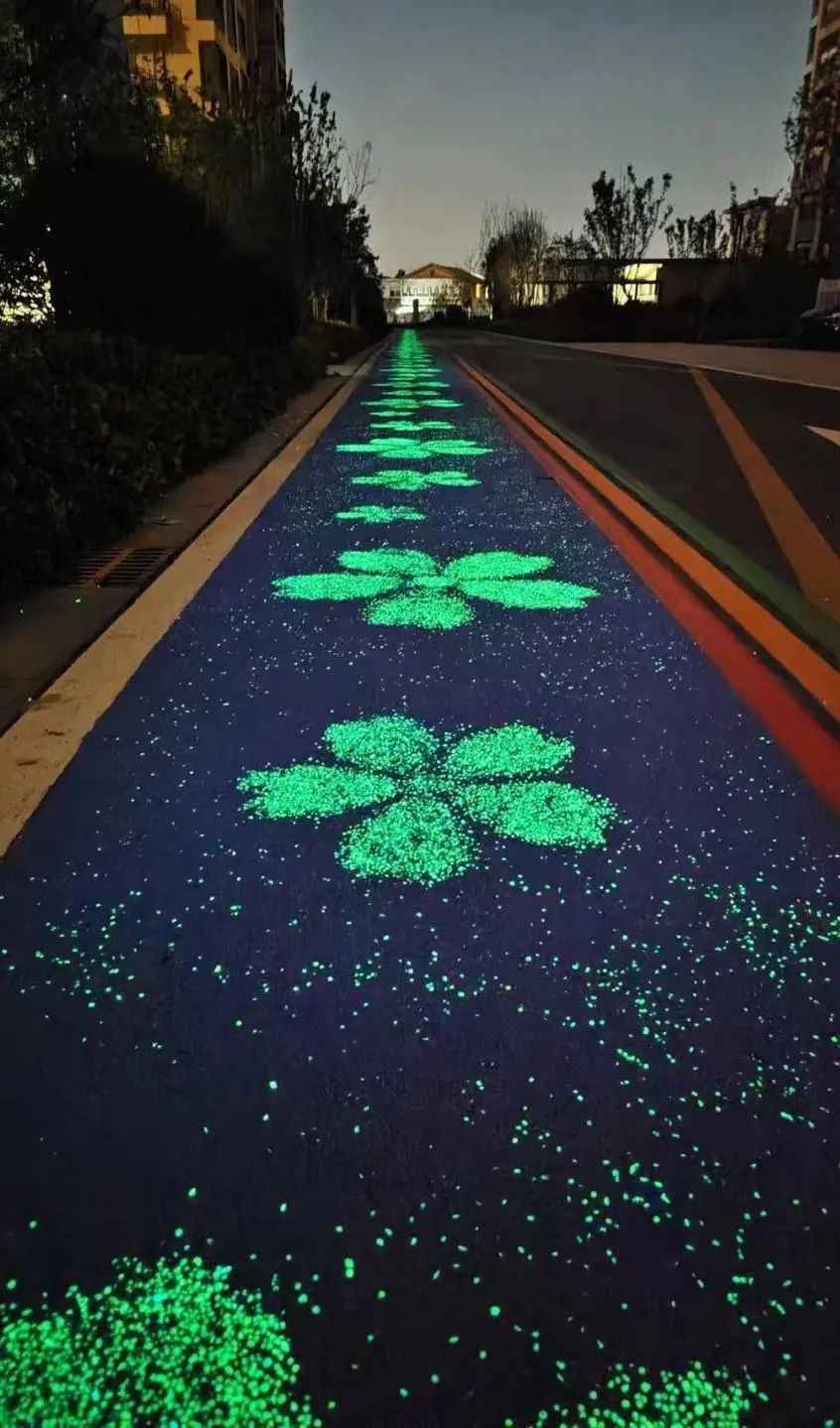 更加令人亮眼的是,小区内铺设了夜光跑道,每一段都呈现出不同的图案