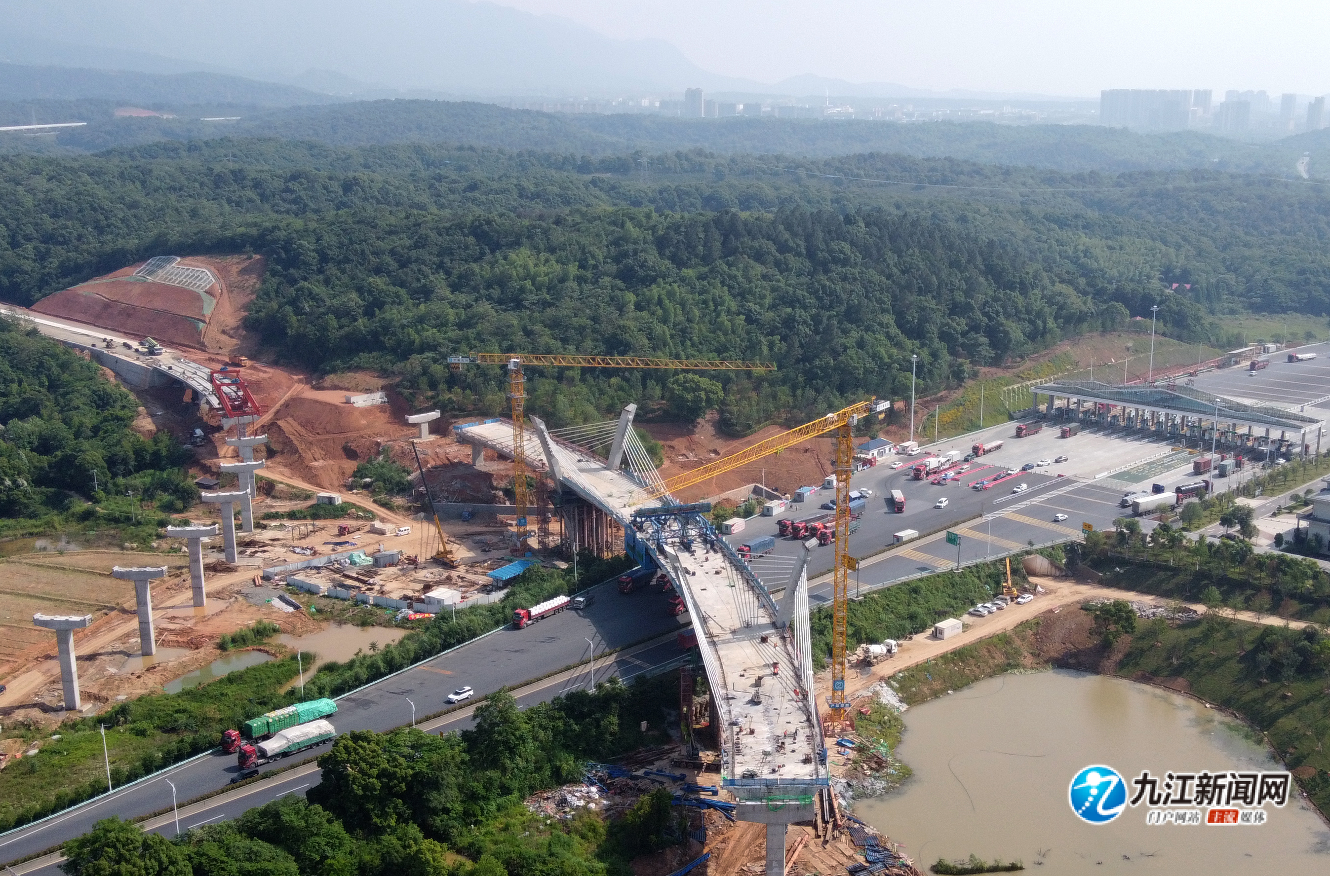 九江新建快速路矮塔斜拉桥顺利合龙图