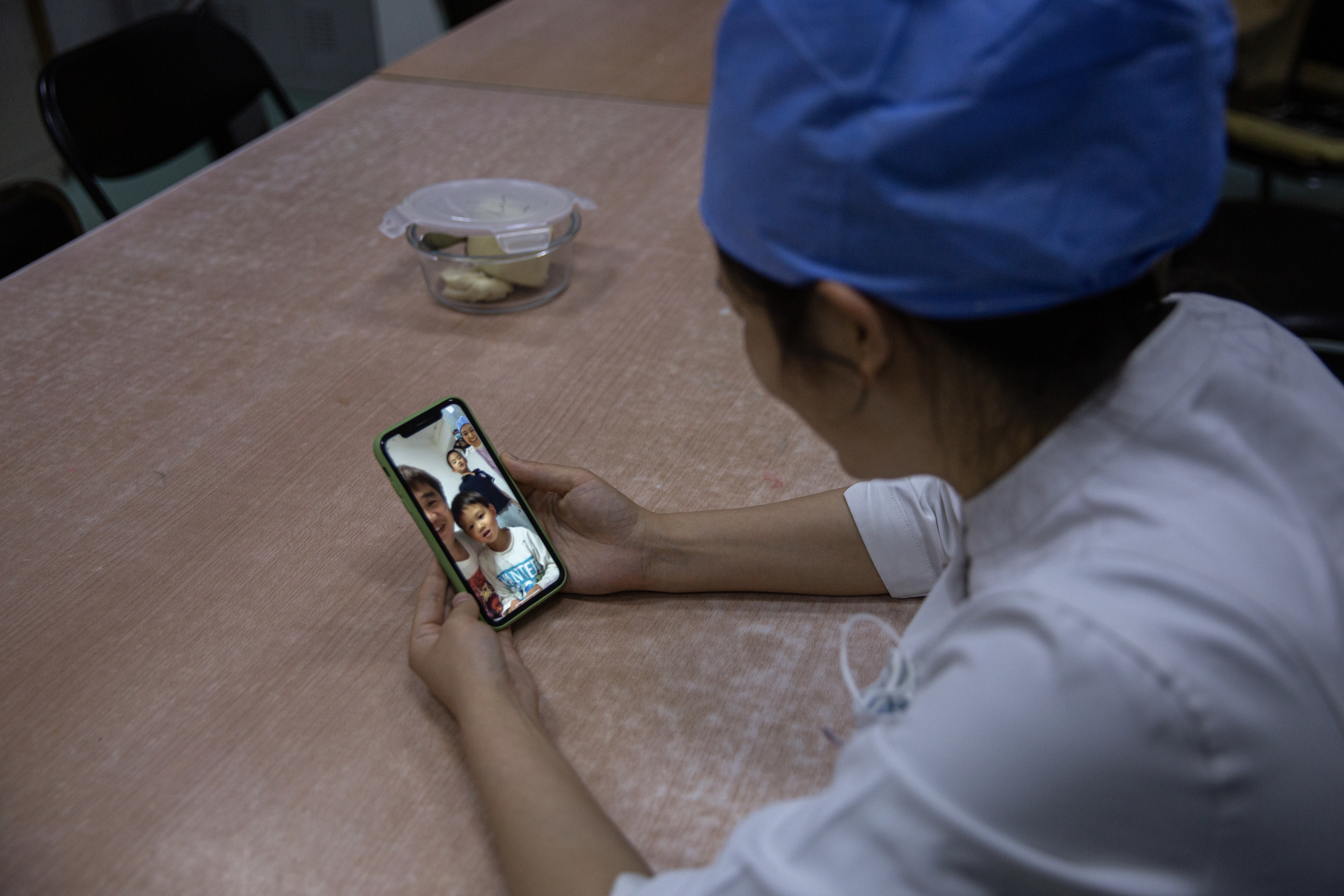 5月7日晚，北京大学首钢医院产科病房，丈夫和孩子通过视频，给张胜苗送上母亲节祝福。