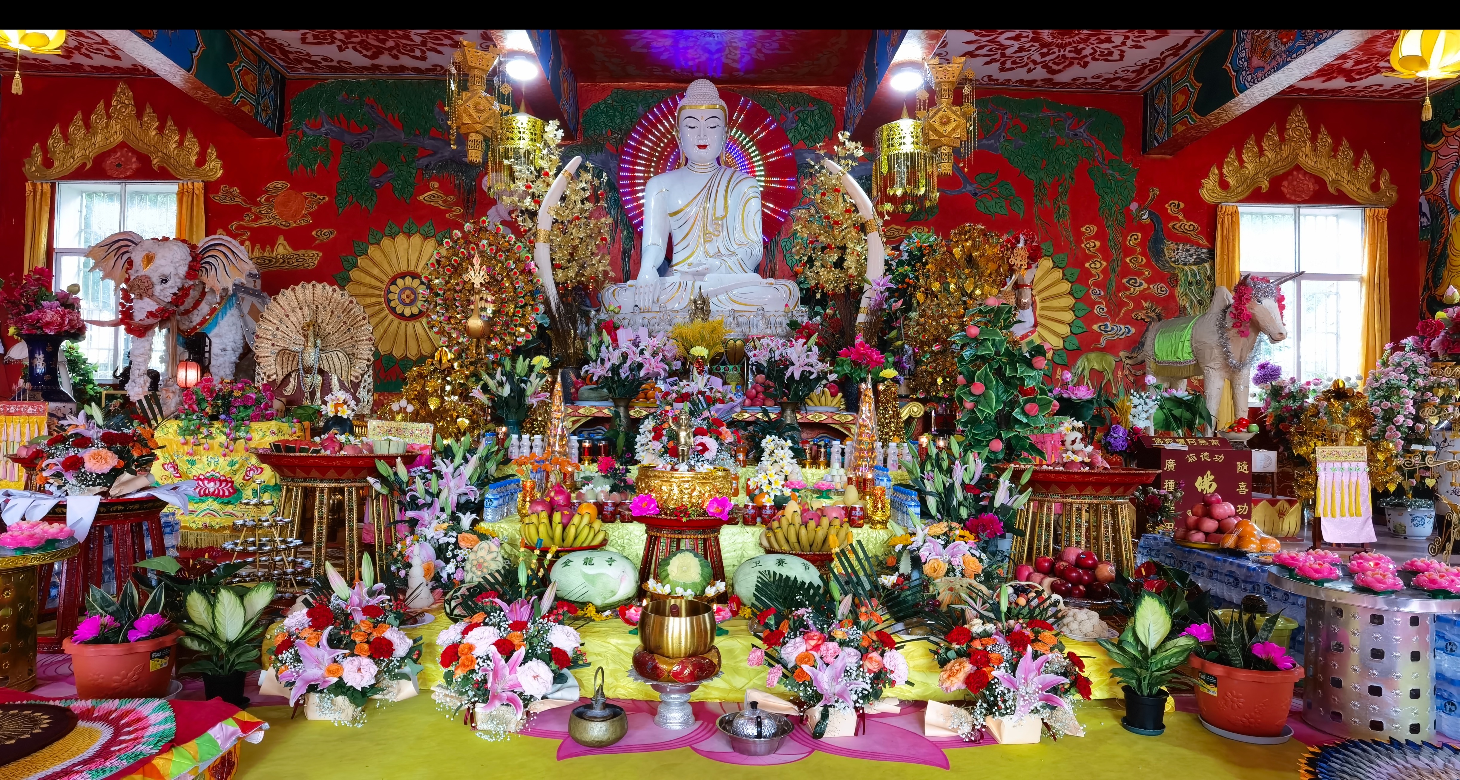 云南沧源金龙寺恭迎卫塞节祜巴提卡达希长老领众浴佛祈福