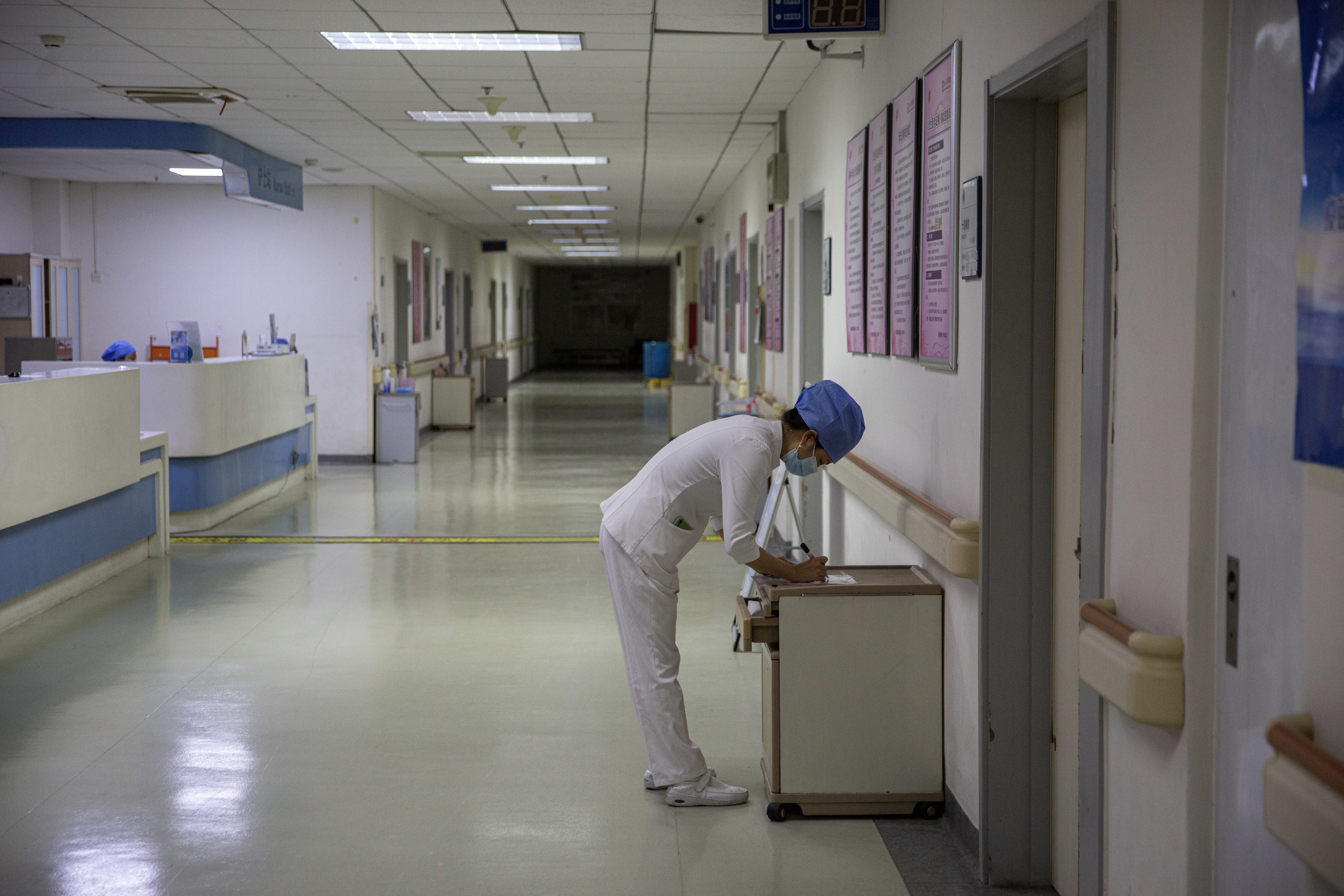 5月7日晚，北京大学首钢医院产科病房，护士张胜苗在登记巡房信息。