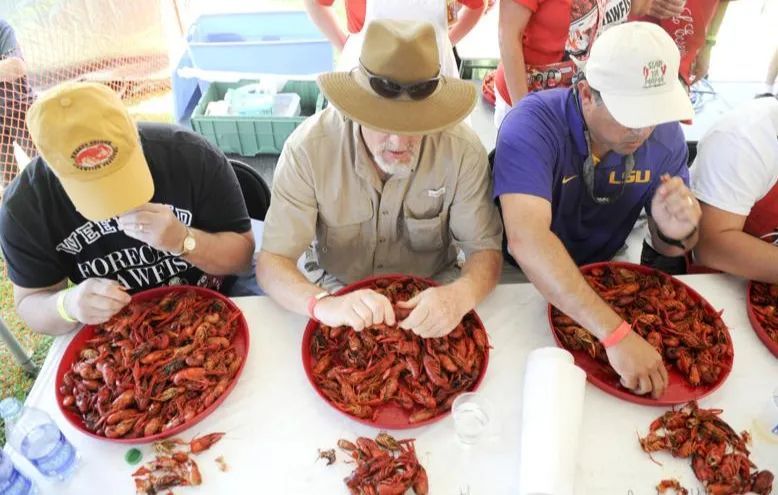 △游客们在小龙虾节上享用美食 图源：路易斯安那州小龙虾节官网