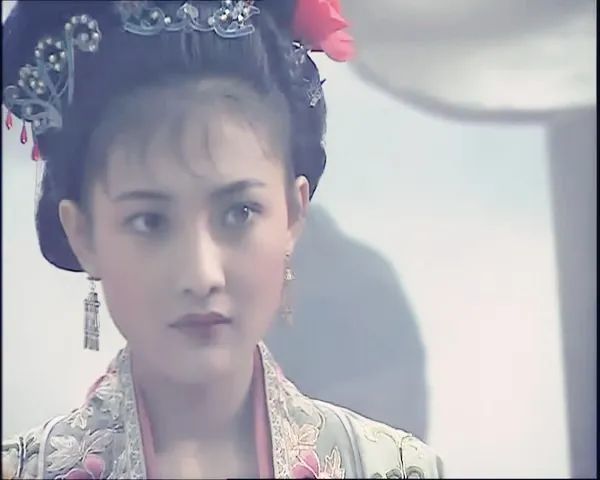 《水浒传》（1998）中，牛莉饰演潘巧云