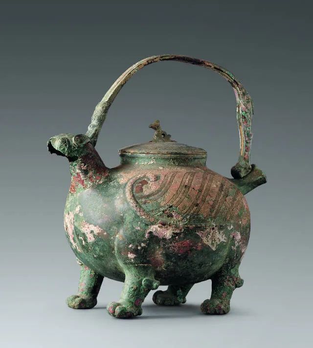 翼兽青铜提梁盉。春秋（公元前770年—前476年）甘肃省博物馆藏。翼兽形象早期流行于中亚、西亚地区及欧亚草原，传播到中国约为战国时期。