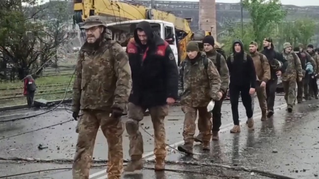 乌军从亚速钢铁厂走出投降一幕。