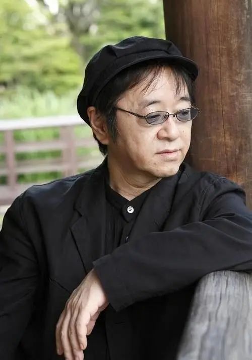 绫辻行人。本名内田直行，是日本著名的推理小说作家，新本格派的开创者。