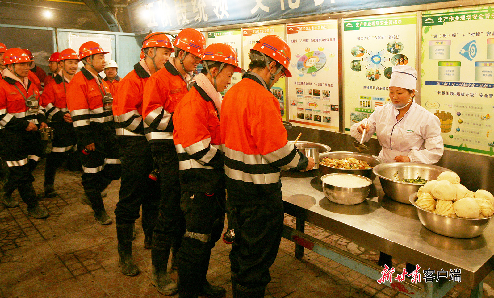 工人在井下食堂排队打饭