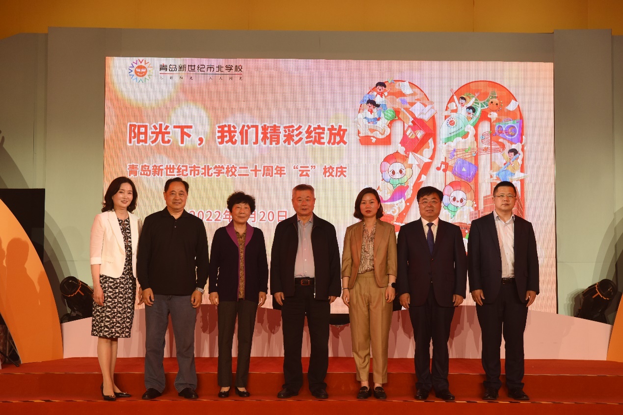 领导为校庆揭幕