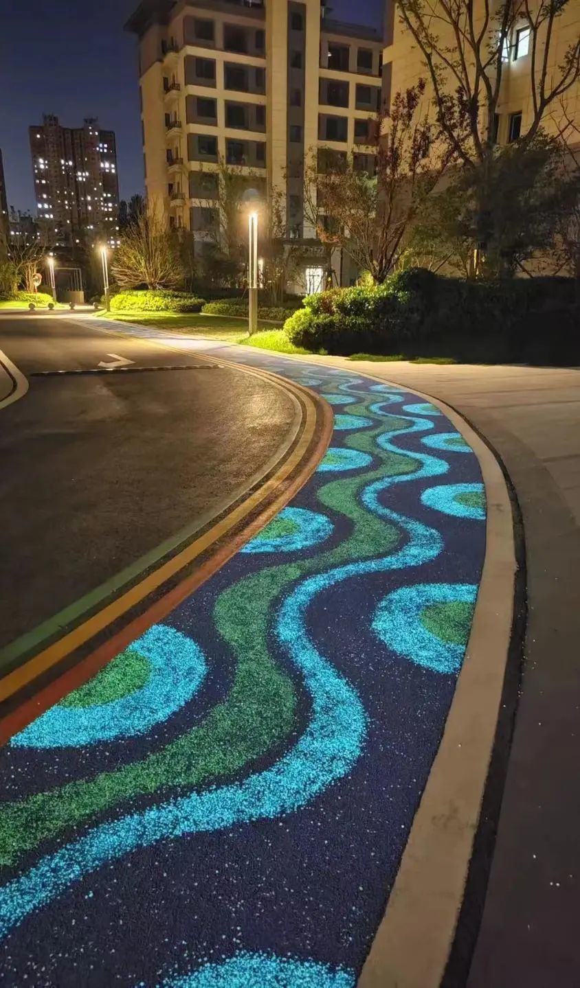 更加令人亮眼的是,小区内铺设了夜光跑道,每一段都呈现出不同的图案