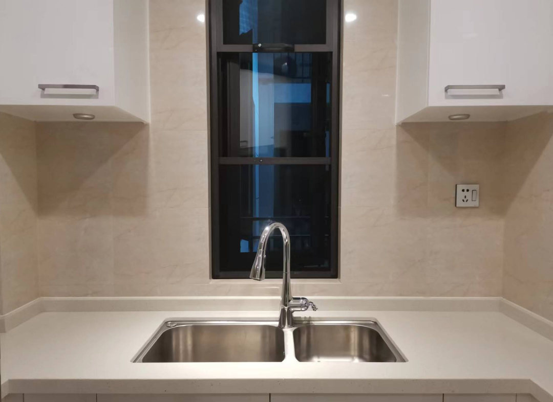 经小帮打扫后,一尘不染的厨房。