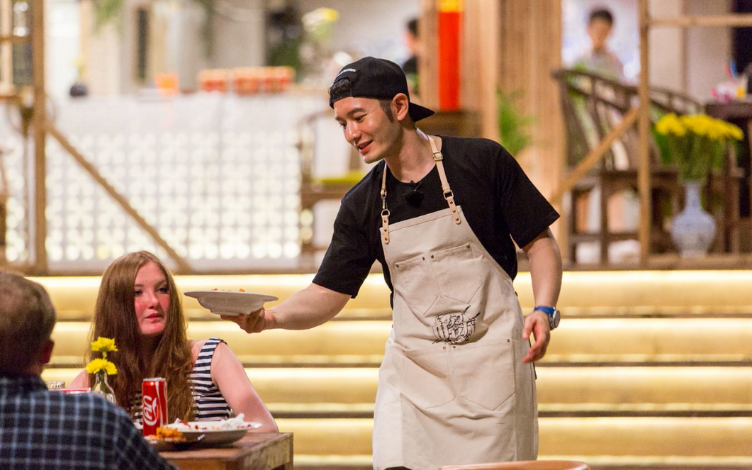黄晓明在《中餐厅5》里为客人服务。