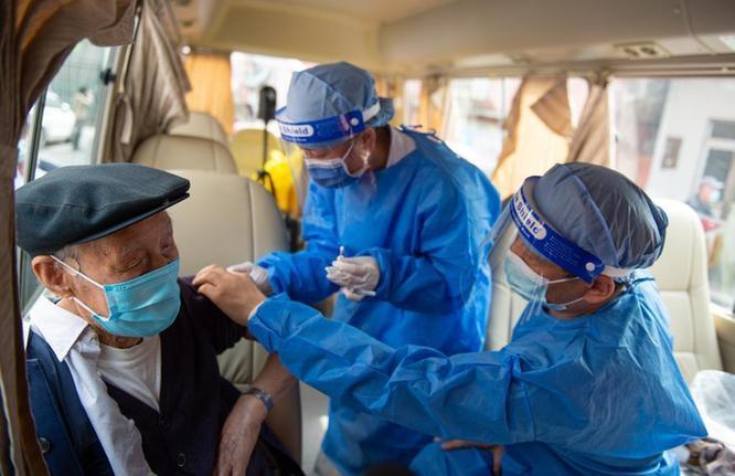 4月9日，北京医护人员在流动疫苗接种车里为老人接种。新华社记者陈钟昊 摄