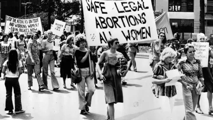 1977年，美国女性走上纽约街头，要求所有妇女享有安全、合法的堕胎权利。