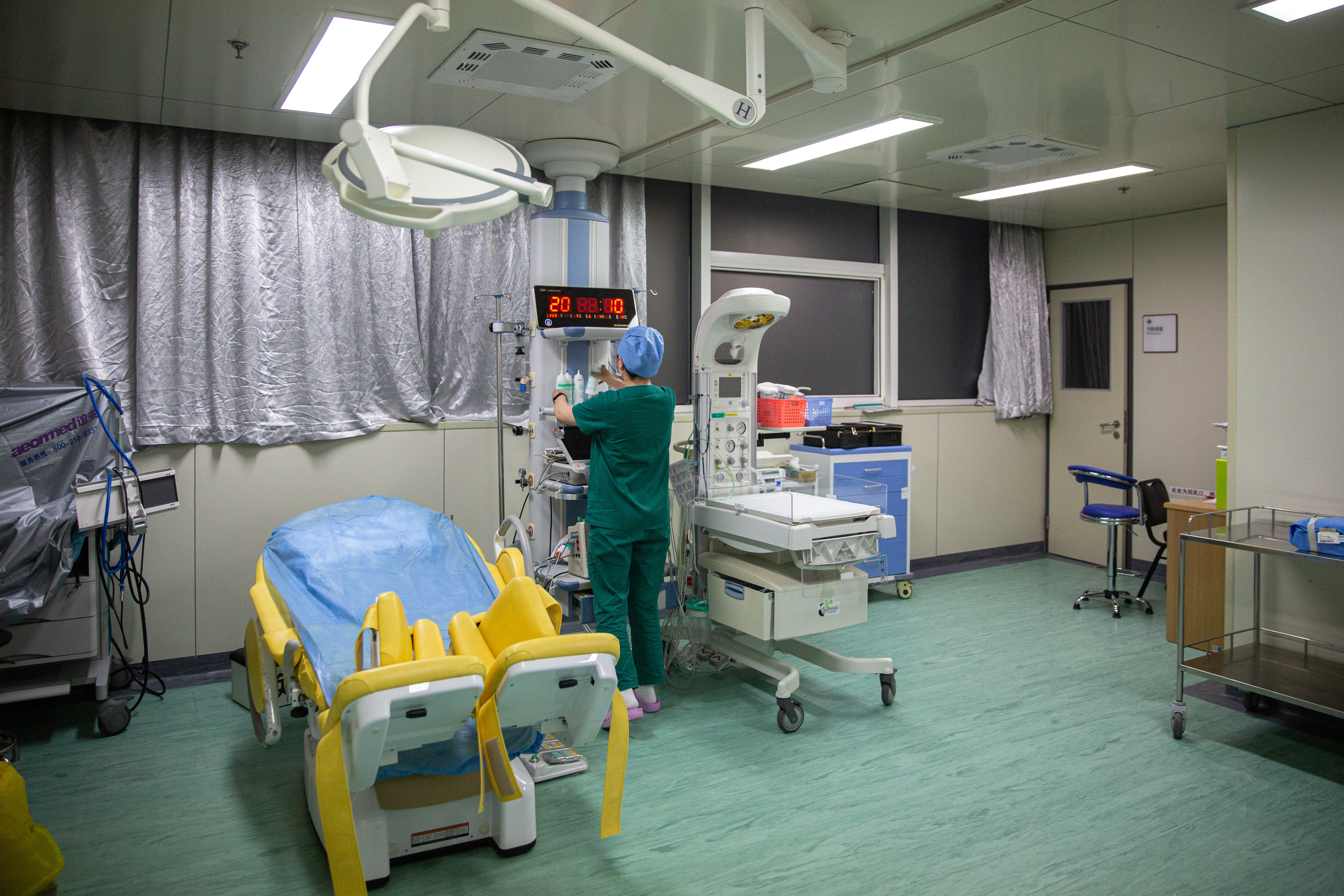 5月7日，北京大学首钢医院产科病房，护士李丽荣在整理分娩室的器材。