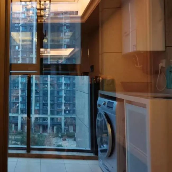 地板打完蜡的效果与擦得锃亮的玻璃。