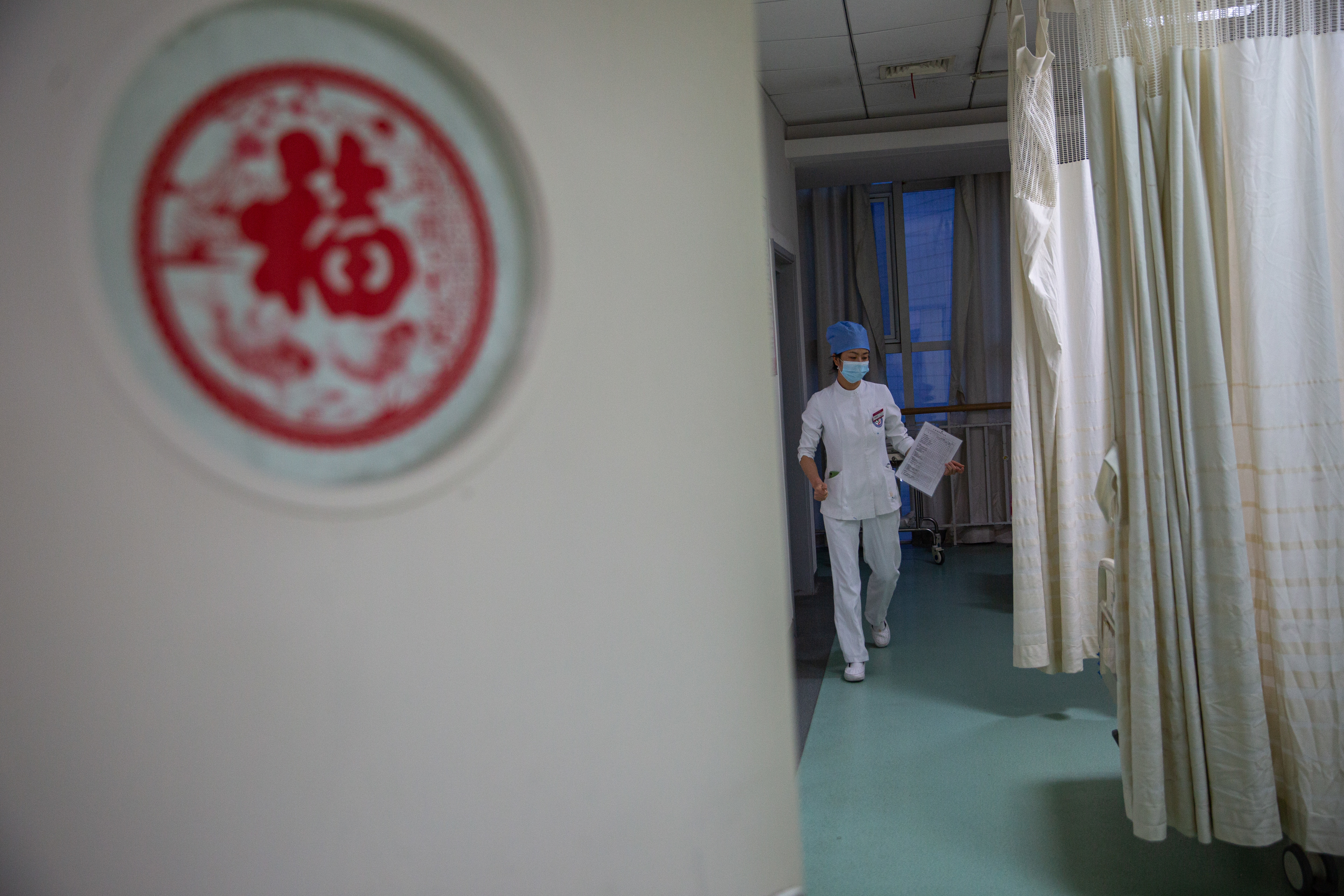 5月7日晚，北京大学首钢医院产科病房，护士张胜苗在巡视病房。巡视病房的频率为一小时一次。