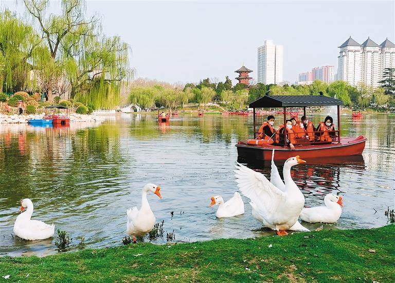 兴庆宫公园一角(资料图片) 首席记者 李明 摄