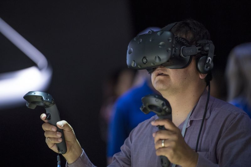 苹果开发者大会上展示的HTC VR头显