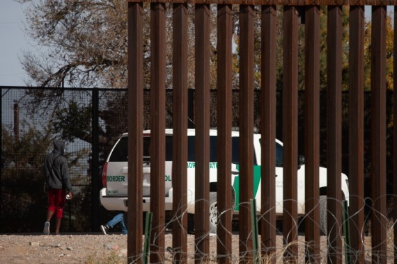 2021年12月7日在墨西哥华雷斯城拍摄的照片显示，试图翻越边境墙进入美国的移民被美国边境执法人员拦截。新华社发（戴维·佩纳多摄）