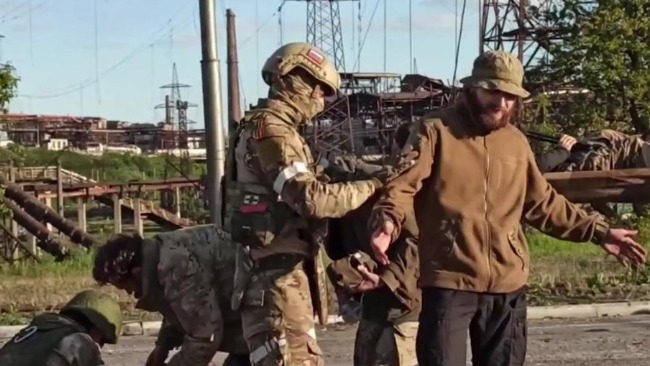 乌军走出亚速钢铁厂，俄军搜查。