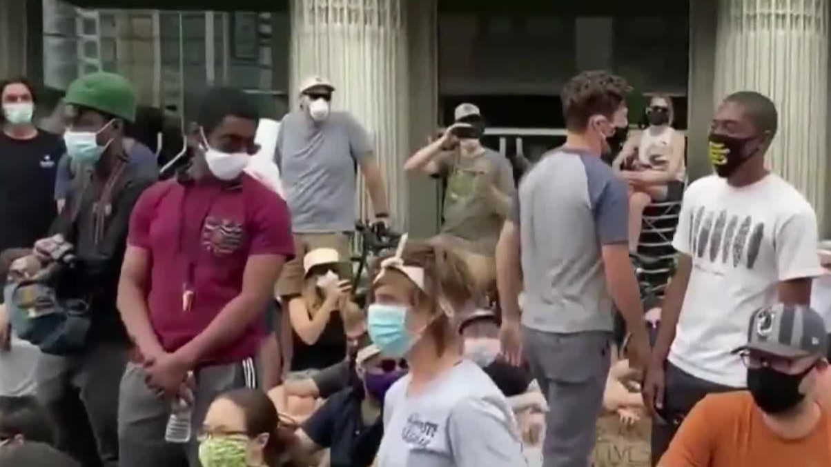 马克·奈森：“黑人的命也是命”运动，就是在抗议手无寸铁的黑人遭到杀害