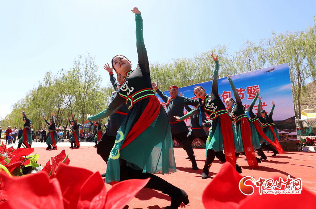 5月16日，演員在甘肅省張掖市肅南裕固族自治縣白銀蒙古族鄉西牛毛村喀爾喀民俗風情區表演蒙古族歌舞。