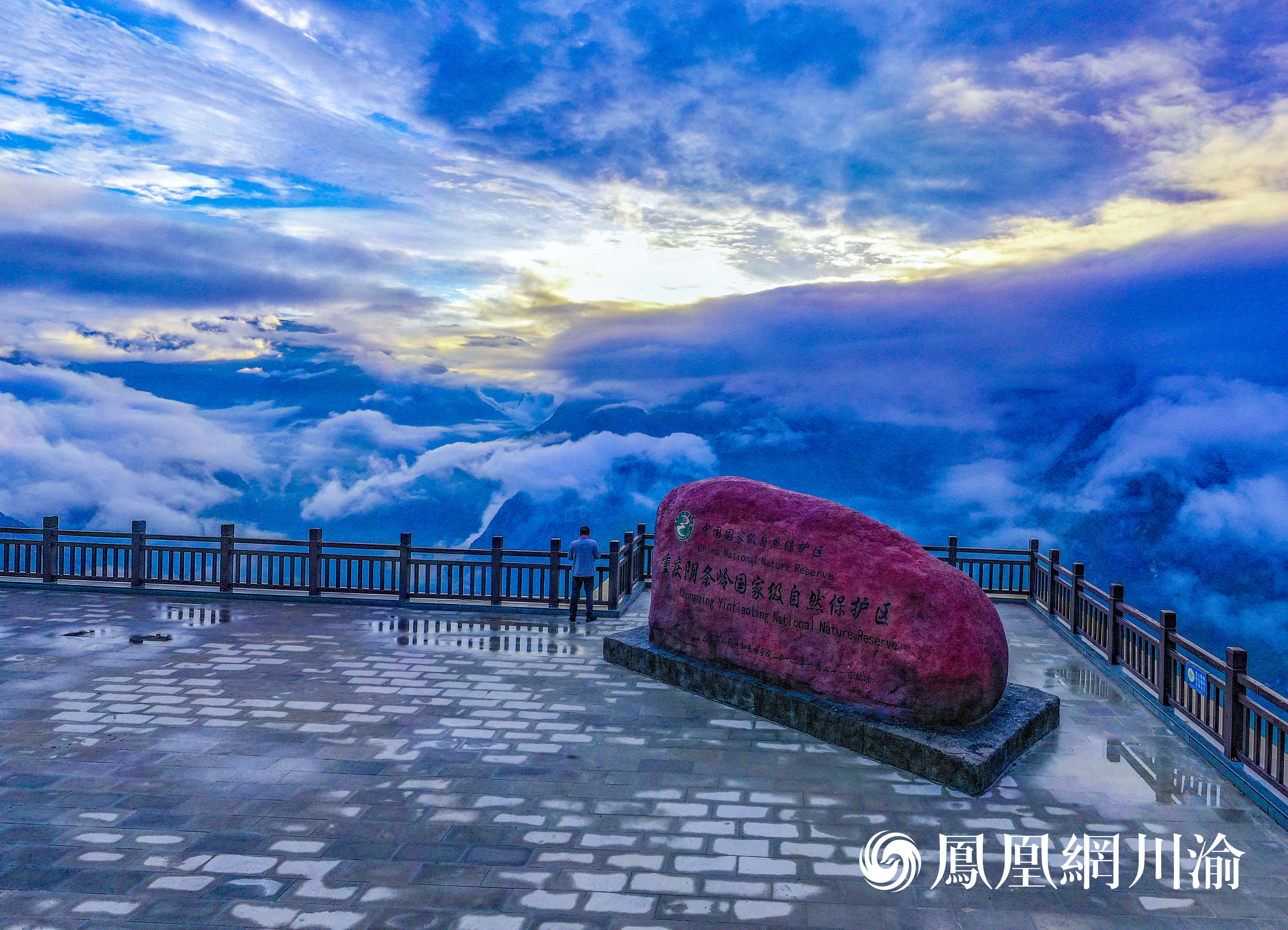川渝>图集>高清图集>正文>1/12近日,巫溪兰英大峡谷雨后云雾缭绕,仙气