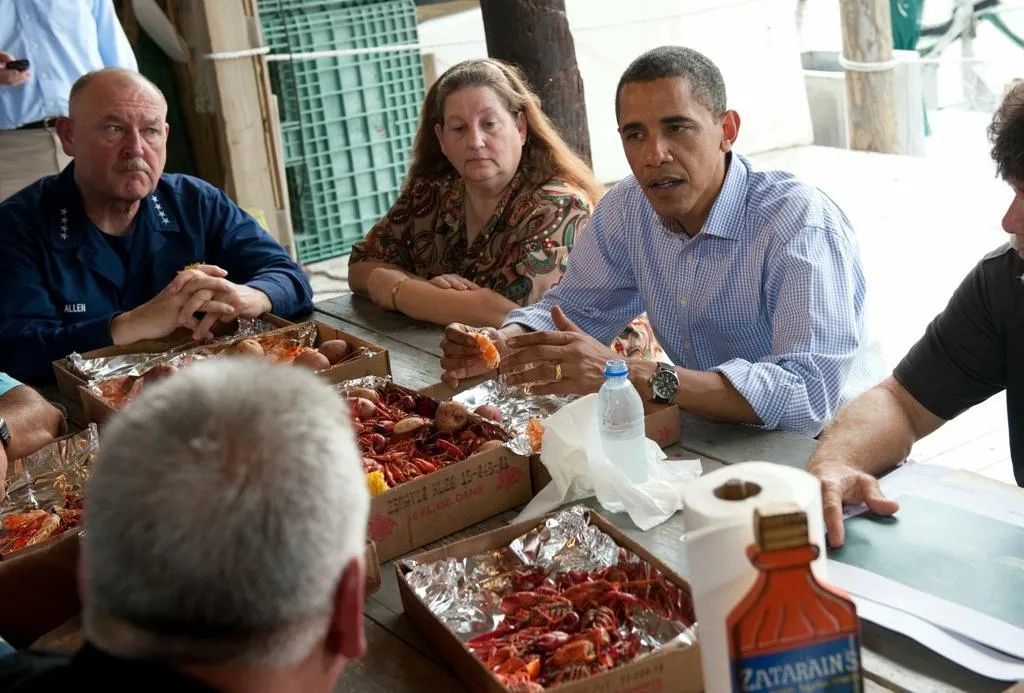 △美国前总统奥巴马，也忍不住来一顿小龙虾当工作餐 图源：Getty Image