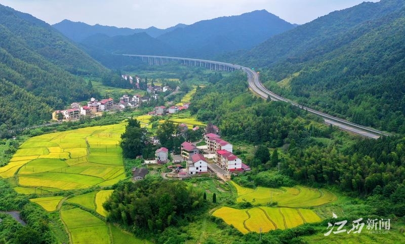 横跨福建江西湖南这条高速公路今起全线通车