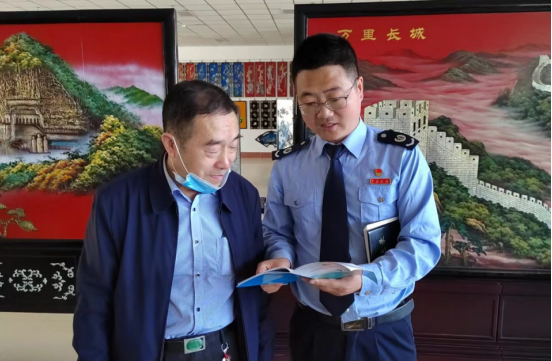 麥積區稅務局干部在黃河雕漆工藝有限責任公司宣傳新出臺的組合式稅費支持政策