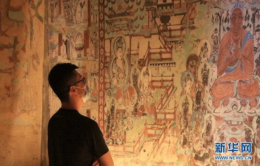 5月15日,游客在甘肅省敦煌市博物館參觀文物展。新華網發(張曉亮 攝)