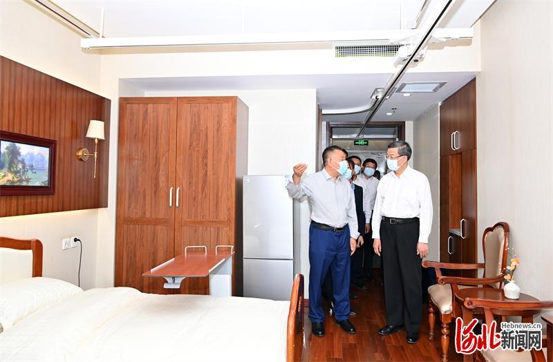5月17日,省委书记倪岳峰在廊坊市调研。这是倪岳峰在燕达国际健康城详细了解其运营管理情况。 河北日报记者赵海江摄