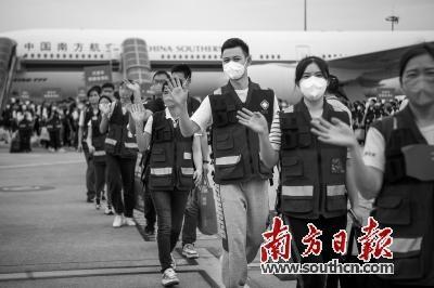 5月18日，广东省支援上海核酸检测队300名队员圆满完成任务，乘专机返粤。南方日报记者 张梓望 摄