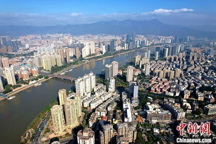 资料图:城市高楼林立。 <a target='_blank' href='/'>中新社</a>记者 王东明 摄