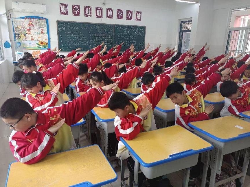 安徽灵璧县实验学校桌舞小天地演绎双减大精彩