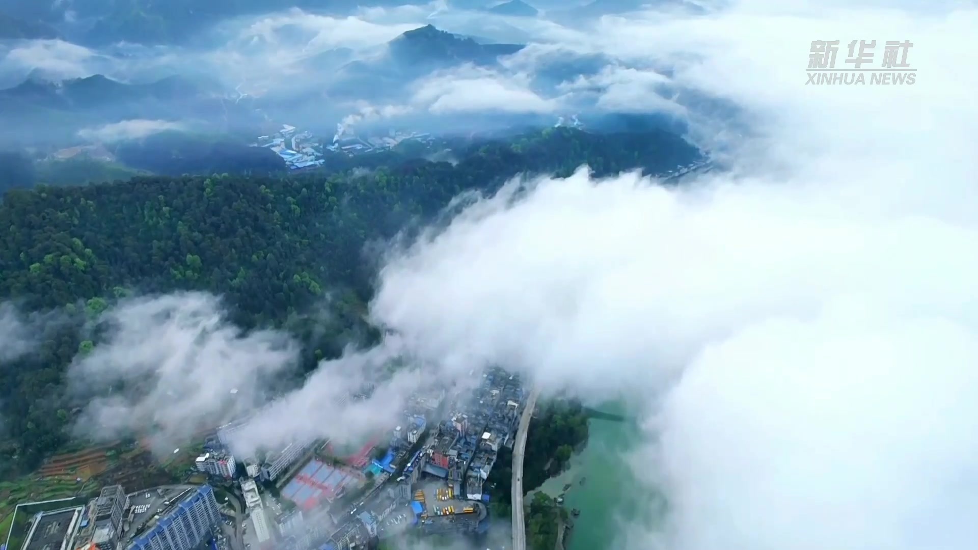 广西天峨：云海环城  青山半隐