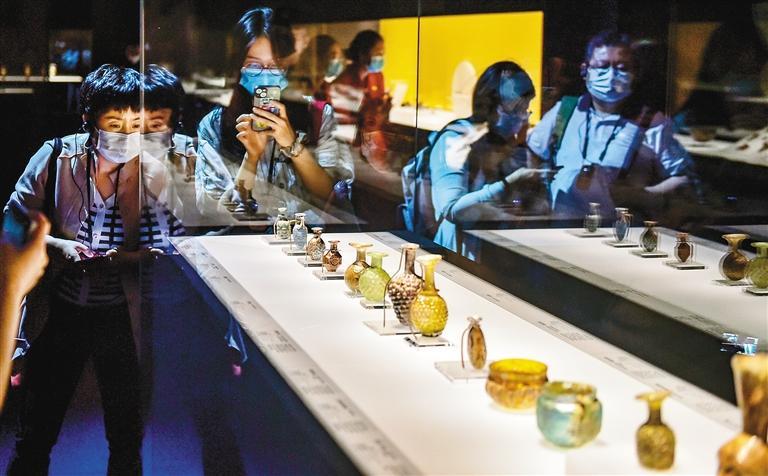 游客参观“丝路琉光——从地中海到长安的古代玻璃艺术”特展。（首席记者 李明 摄）