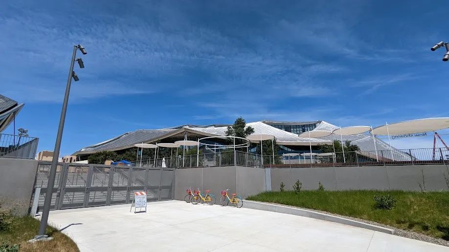谷歌耗时数年设计修建的新园区开放：“卷”出湾区办公楼新高度