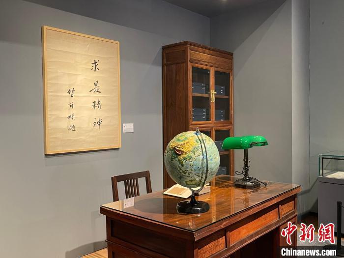 还原的竺可桢的书房。　童笑雨 摄