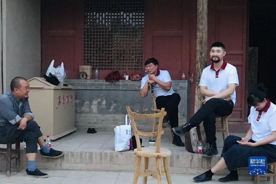 2021年6月，劉小同（右二）和同事一起參加文藝活動排練。新華社發（受訪者供圖）