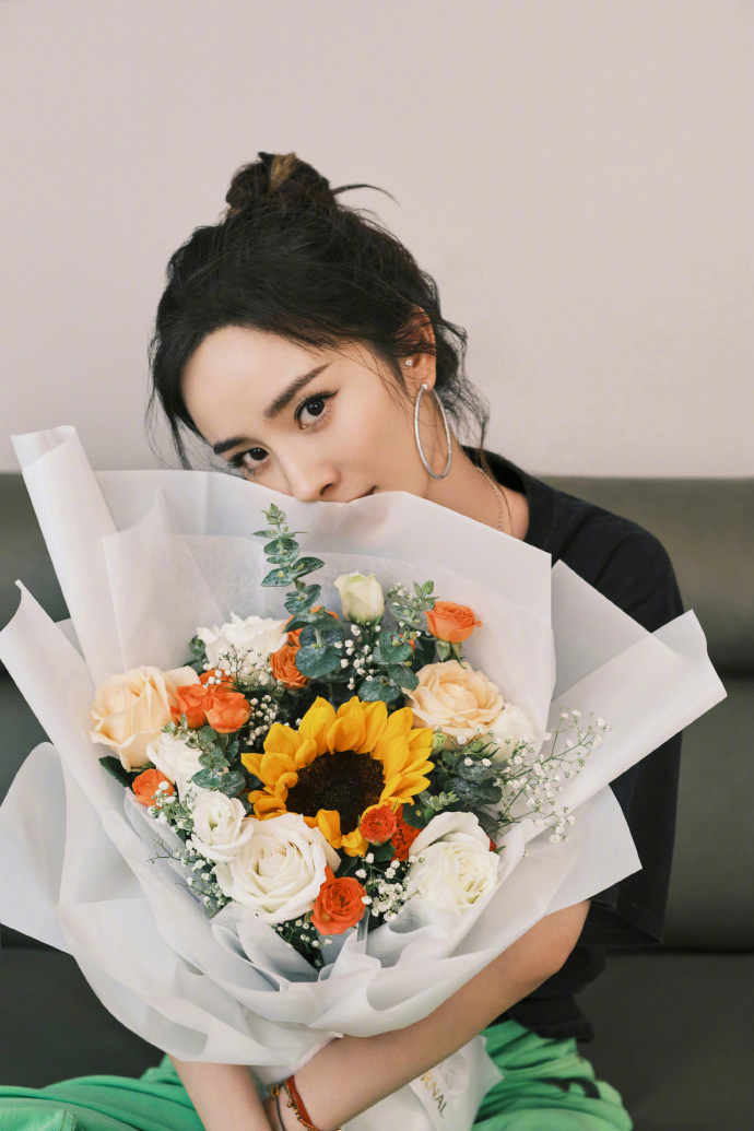 女星520营业甜度满分:杨幂景甜手捧鲜花温婉,baby吹泡