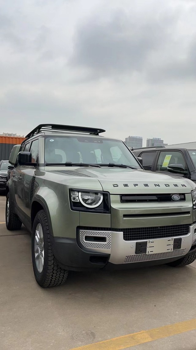 22款路虎卫士天津港现车60多万全国分期