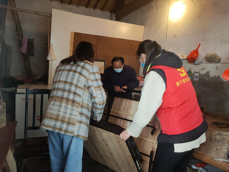 上海廊下镇山塘村给在山塘老街卖肉的浙江徐师傅送床