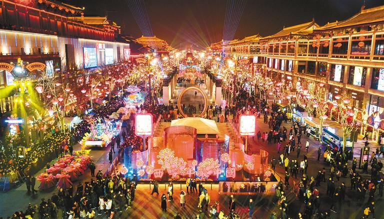 西安真金白银促进市场消费，打造一批夜间经济示范商圈、示范街区和示范商业综合体。图为游客在大唐不夜城游玩。 （首席记者 李明 摄 资料图片）