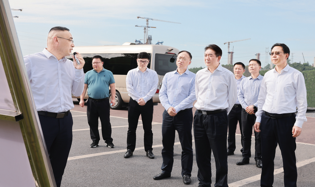 杨林兴（前排右二）、余先河（前排右一）等市领导在江阳区沱江骑游道，调研督导新型消费场景打造相关工作。