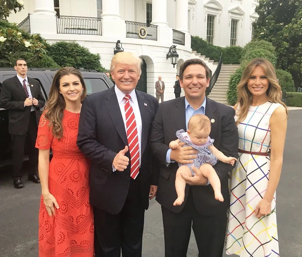 特朗普在任期间，德桑蒂斯特意带着新生儿去白宫与特朗普一家相聚